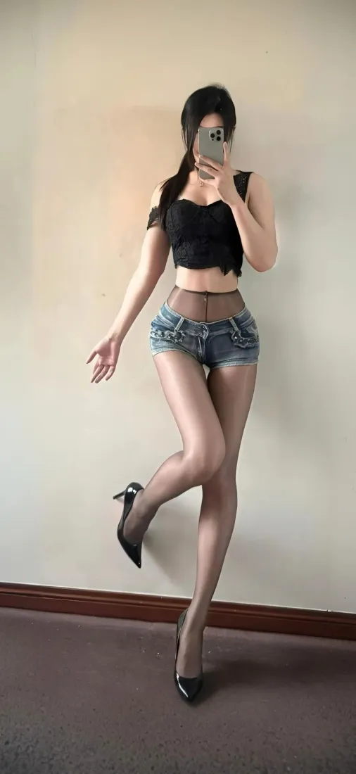 黑衣美女手机壁纸|室内背景图片 - 黑丝高跟鞋自拍「哲风壁纸」 黑衣美女手机壁纸|室内背景图片 - 黑丝高跟鞋自拍「哲风壁纸」