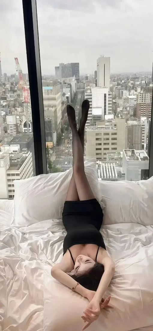 美女手机壁纸｜城市背景图片 - 黑色连衣裙「哲风壁纸」