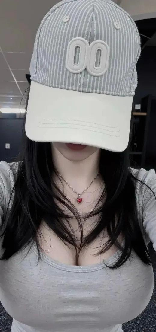 戴帽美女手机壁纸|灰色上衣背景图 - 00帽子「哲风壁纸」 戴帽美女手机壁纸|灰色上衣背景图 - 00帽子「哲风壁纸」