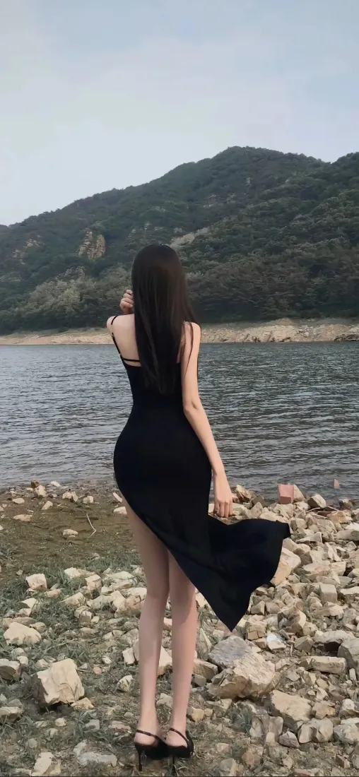 黑衣美女手机壁纸|山水背景图片 - 户外「哲风壁纸」 黑衣美女手机壁纸|山水背景图片 - 户外「哲风壁纸」