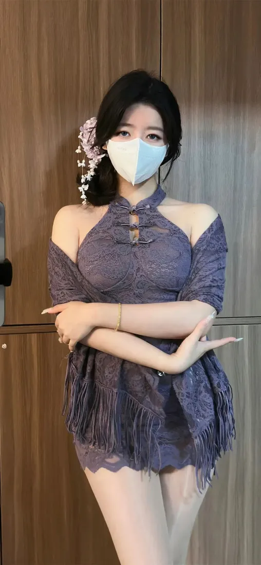 戴口罩美女手机壁纸|木质背景图片 - 紫色蕾丝裙「哲风壁纸」 戴口罩美女手机壁纸|木质背景图片 - 紫色蕾丝裙「哲风壁纸」