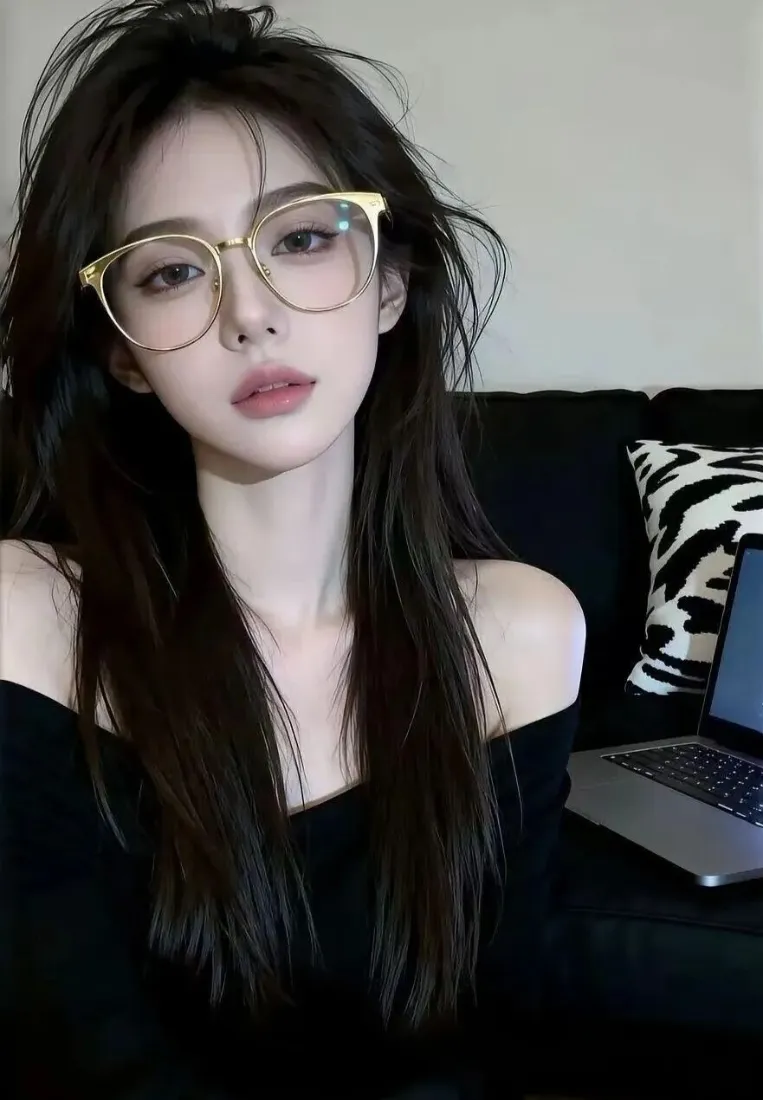 戴眼镜美女手机壁纸|室内背景图片 - 黑色露肩上衣「哲风壁纸」 戴眼镜美女手机壁纸|室内背景图片 - 黑色露肩上衣「哲风壁纸」