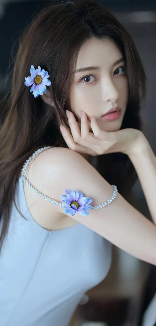 美女手机壁纸|蓝色花朵背景图 - 时尚穿搭「哲风壁纸」 美女手机壁纸|蓝色花朵背景图 - 时尚穿搭「哲风壁纸」