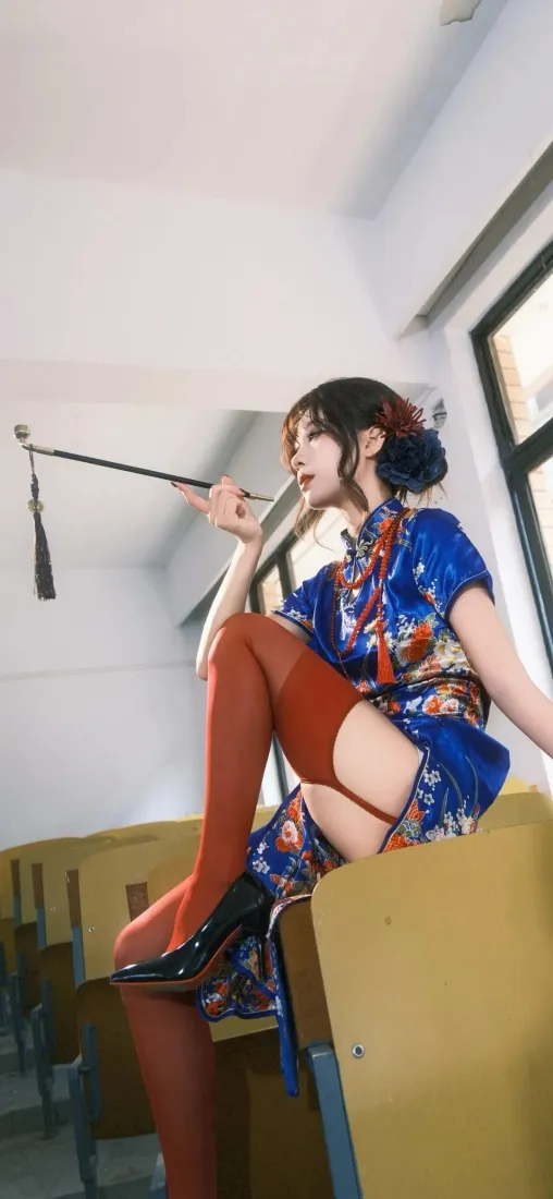 旗袍美女手机壁纸|教室背景图 - 红色长袜「哲风壁纸」 旗袍美女手机壁纸|教室背景图 - 红色长袜「哲风壁纸」