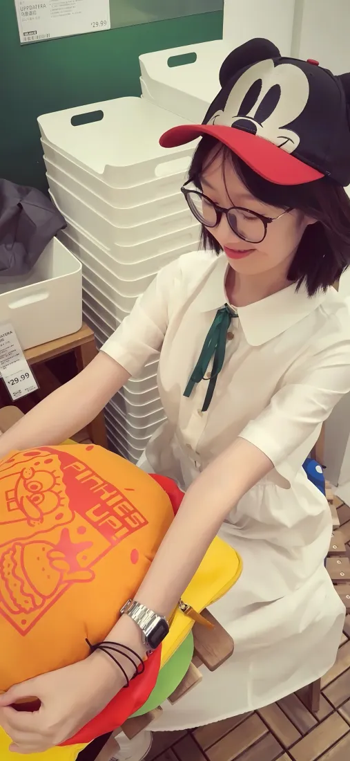 李含笑手机壁纸|室内白色箱子背景 - 大汉堡玩偶「哲风壁纸」 李含笑手机壁纸|室内白色箱子背景 - 大汉堡玩偶「哲风壁纸」