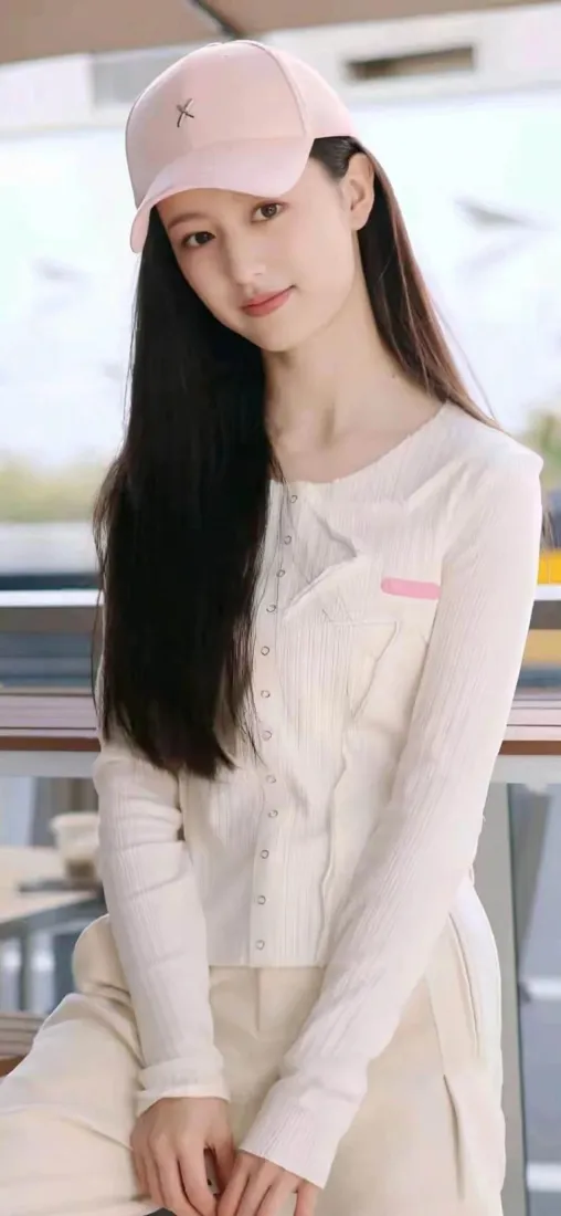 (长发美女手机壁纸|户外背景 - 粉色帽白衣)「哲风壁纸」 (长发美女手机壁纸|户外背景 - 粉色帽白衣)「哲风壁纸」
