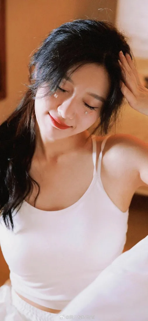 白衣美女手机壁纸|居家背景图片 - 温柔微笑「哲风壁纸」 白衣美女手机壁纸|居家背景图片 - 温柔微笑「哲风壁纸」