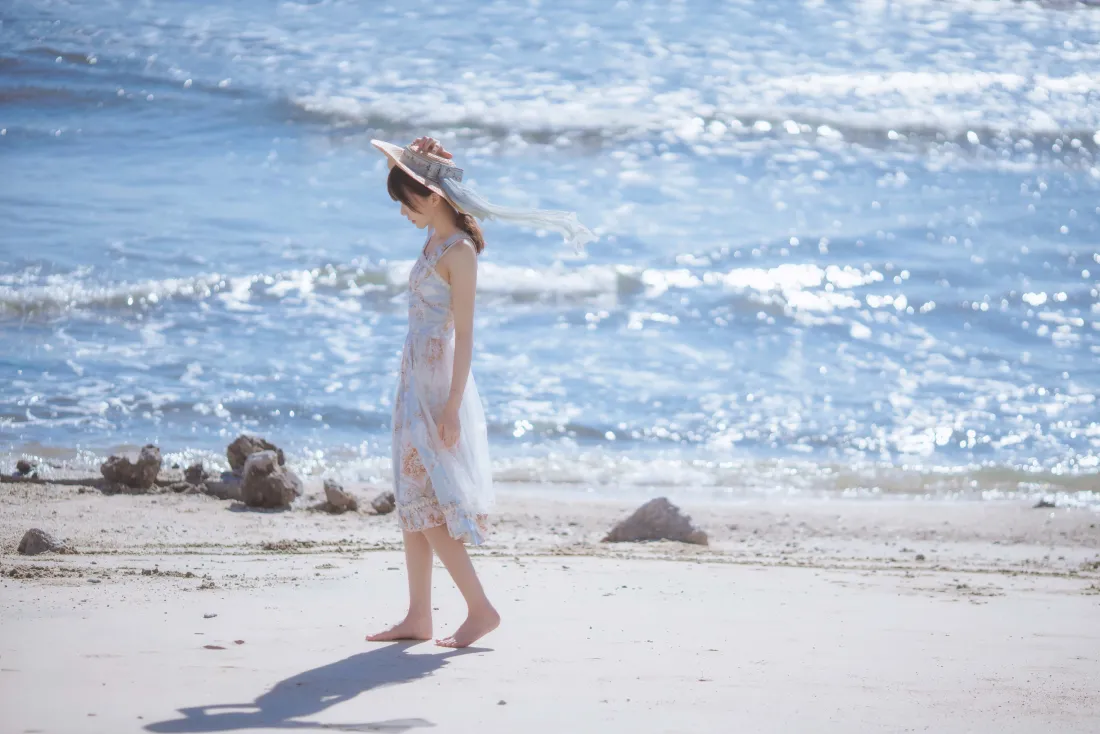 8k女孩海边漫步壁纸|沙滩海景背景 - 白裙赤脚「哲风壁纸」 8k女孩海边漫步壁纸|沙滩海景背景 - 白裙赤脚「哲风壁纸」