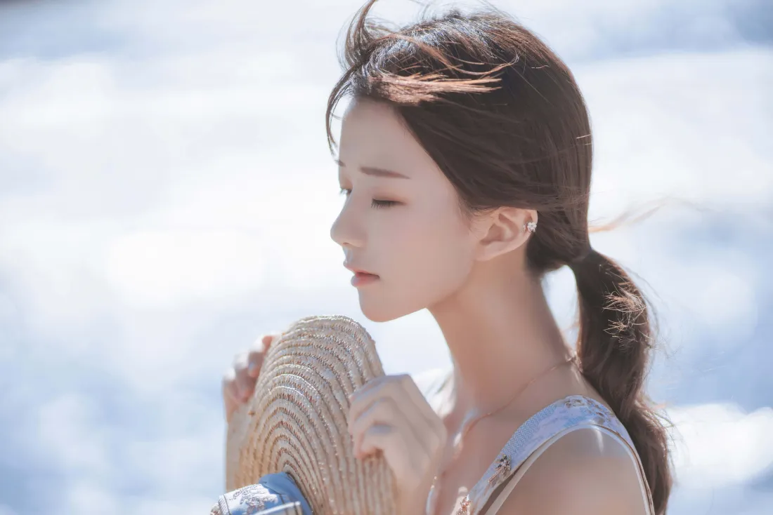 8k海边女生草帽壁纸|浅蓝背景 - 清新夏日「哲风壁纸」 8k海边女生草帽壁纸|浅蓝背景 - 清新夏日「哲风壁纸」