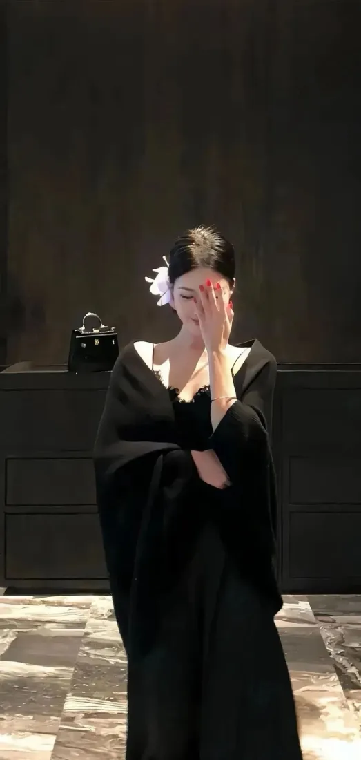 黑衣女性手机壁纸|深色背景图 - 艺术感室内「哲风壁纸」 黑衣女性手机壁纸|深色背景图 - 艺术感室内「哲风壁纸」