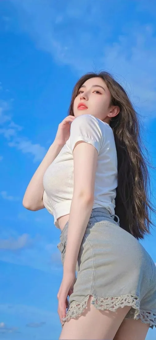 白衣美女手机壁纸|蓝天背景图 - Ios 夏日穿搭「哲风壁纸」 白衣美女手机壁纸|蓝天背景图 - Ios 夏日穿搭「哲风壁纸」