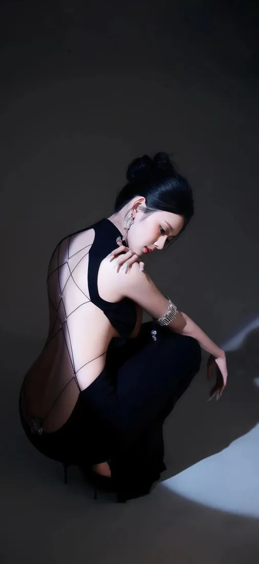 黑衣女性手机壁纸|深景背景图片 - 艺术摄影「哲风壁纸」 黑衣女性手机壁纸|深景背景图片 - 艺术摄影「哲风壁纸」