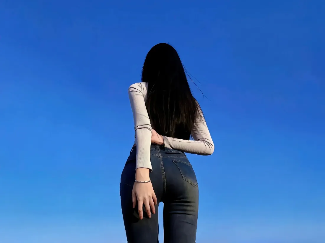 2k女性背影壁纸|蓝天背景图片 - 牛仔裤「哲风壁纸」 2k女性背影壁纸|蓝天背景图片 - 牛仔裤「哲风壁纸」