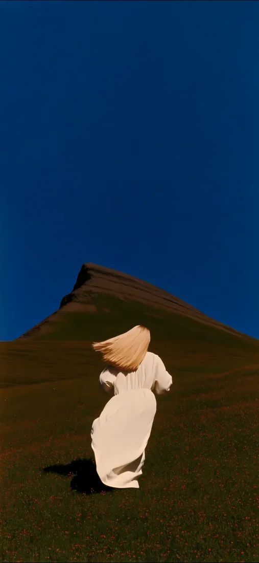复古草原手机壁纸｜蓝天背景图片 - 白色长裙人物「哲风壁纸」