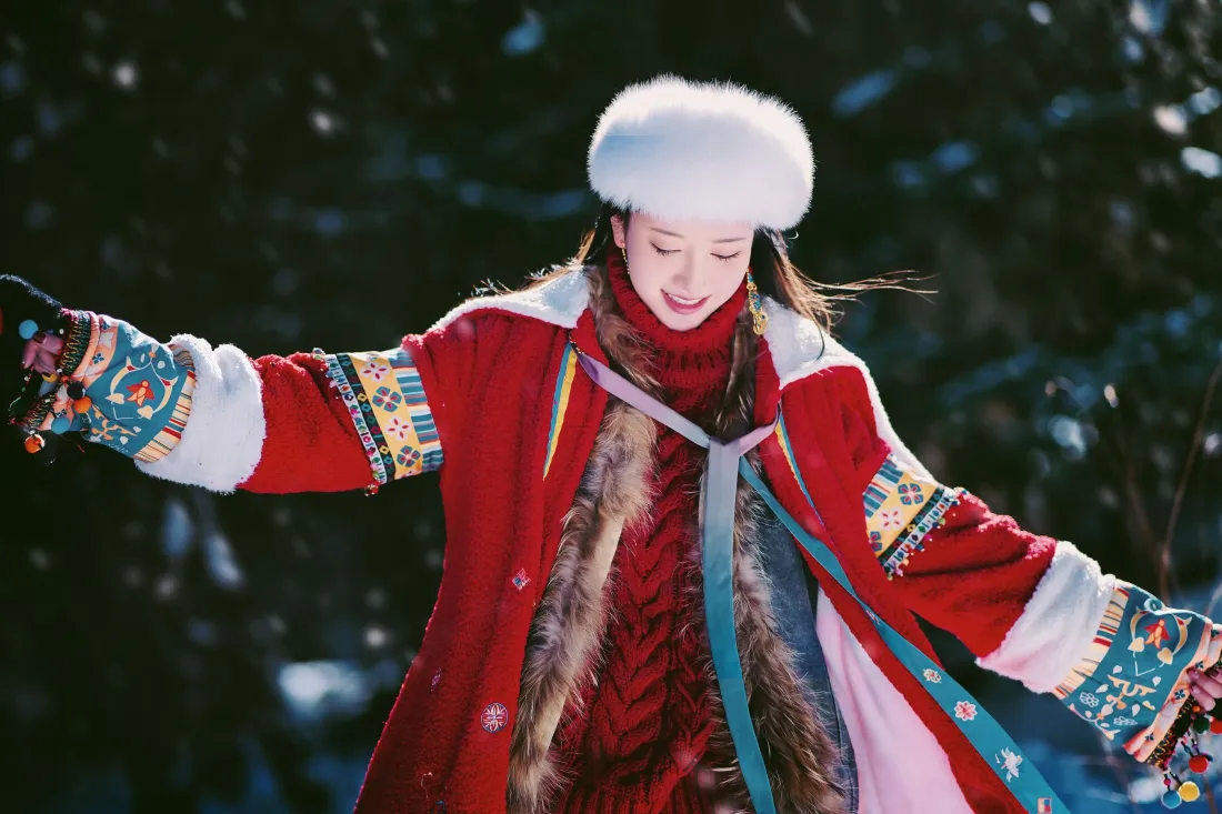 3k红衣女子雪景壁纸|雪地背景 - 红色传统服饰毛帽「哲风壁纸」 3k红衣女子雪景壁纸|雪地背景 - 红色传统服饰毛帽「哲风壁纸」