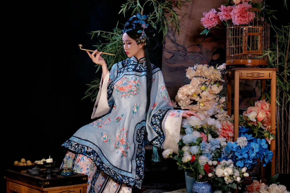 3k古风女子壁纸｜中式花卉背景 - 丝绸华贵服饰「哲风壁纸」