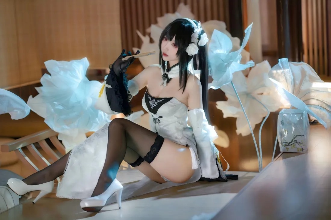 5kcos壁纸|蓝色纸花背景 - 白衣黑丝美女「哲风壁纸」 5kcos壁纸|蓝色纸花背景 - 白衣黑丝美女「哲风壁纸」