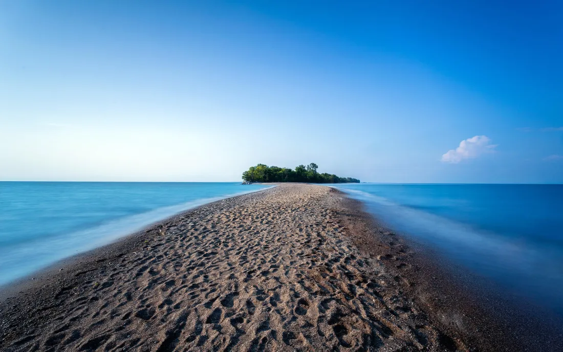 3k海滩壁纸｜海景背景图片 - 海水小岛蓝天「哲风壁纸」