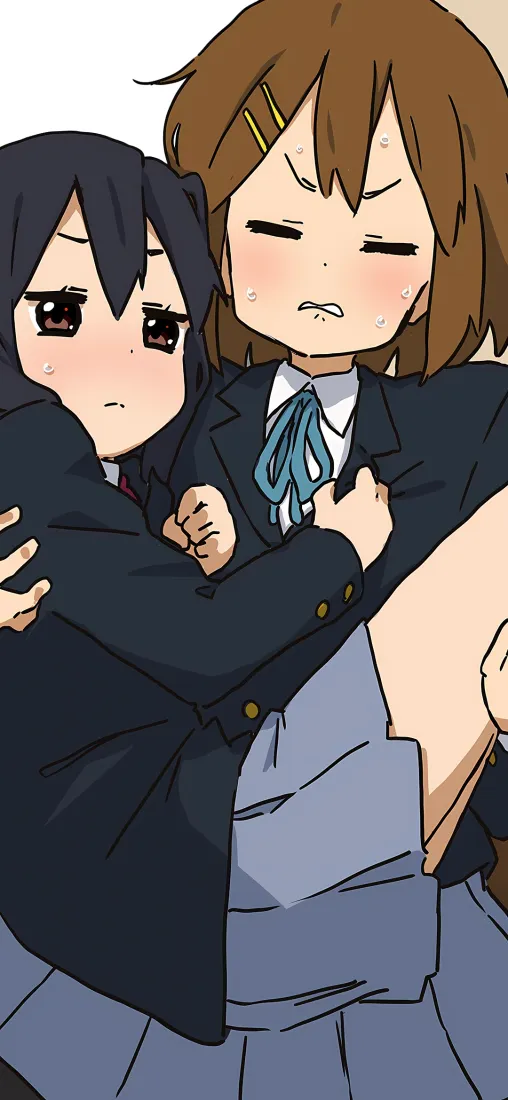轻音少女秋山澪与田井中律身着校服相拥，神态娇憨可爱