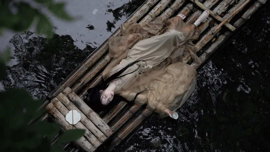 2k古风竹排壁纸|林间水面背景 - 清冷古装人物「哲风壁纸」 2k古风竹排壁纸|林间水面背景 - 清冷古装人物「哲风壁纸」