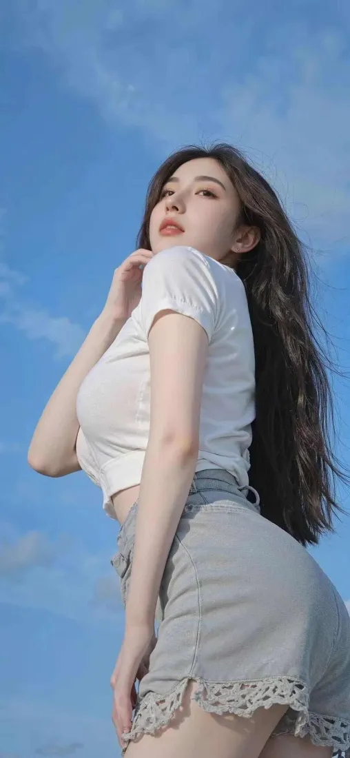 长发美女手机壁纸｜蓝天背景图片 - 时尚穿搭「哲风壁纸」