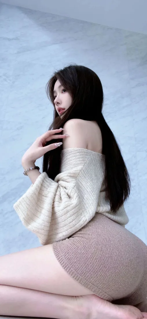 长发美女手机壁纸|浅蓝色背景图片 - Ios「哲风壁纸」 长发美女手机壁纸|浅蓝色背景图片 - Ios「哲风壁纸」