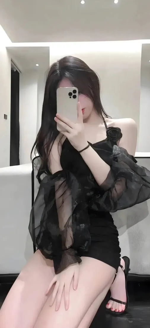 黑衣美女手机壁纸|室内背景图片 - 手机自拍「哲风壁纸」 黑衣美女手机壁纸|室内背景图片 - 手机自拍「哲风壁纸」
