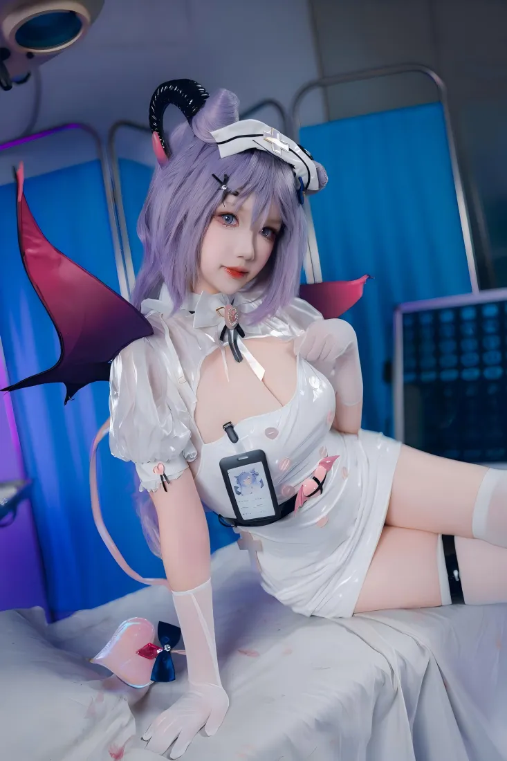 护士服恶魔cos手机壁纸｜宿舍背景图片 - 紫色头发美女「哲风壁纸」