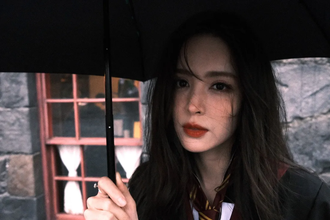 2k古力娜扎壁纸|雨中背景图片 - 黑伞红唇「哲风壁纸」 2k古力娜扎壁纸|雨中背景图片 - 黑伞红唇「哲风壁纸」