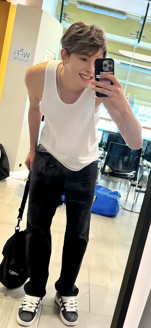 美式男孩手机壁纸|自拍背景图片 - 潮流穿搭「哲风壁纸」 美式男孩手机壁纸|自拍背景图片 - 潮流穿搭「哲风壁纸」