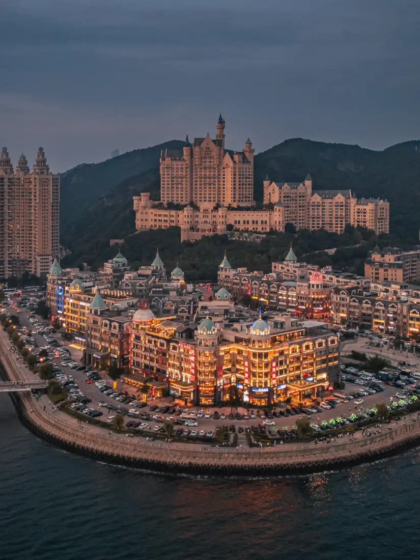 大连城堡夜景手机壁纸|滨海建筑群背景图片 - 中国「哲风壁纸」 大连城堡夜景手机壁纸|滨海建筑群背景图片 - 中国「哲风壁纸」
