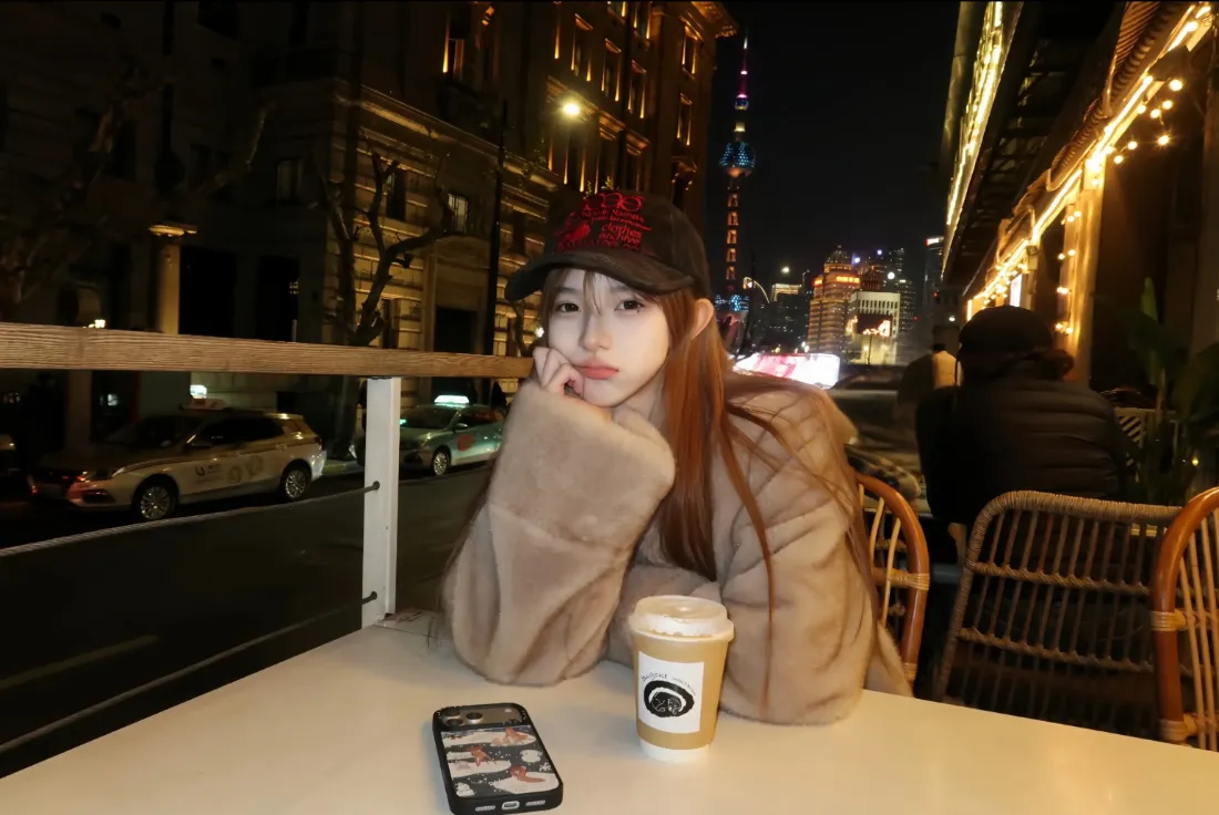 2k红帽美女壁纸｜咖啡夜景背景图片 - 城市夜晚氛围感「哲风壁纸」