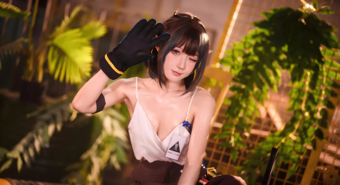 9kcos美女壁纸｜绿植背景 - 吊带手套cosplay「哲风壁纸」