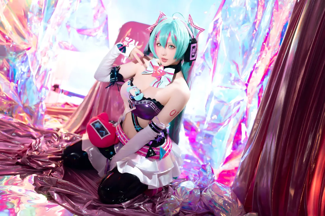 4k初音未来cos壁纸｜镭射背景图片 - 美女cos「哲风壁纸」