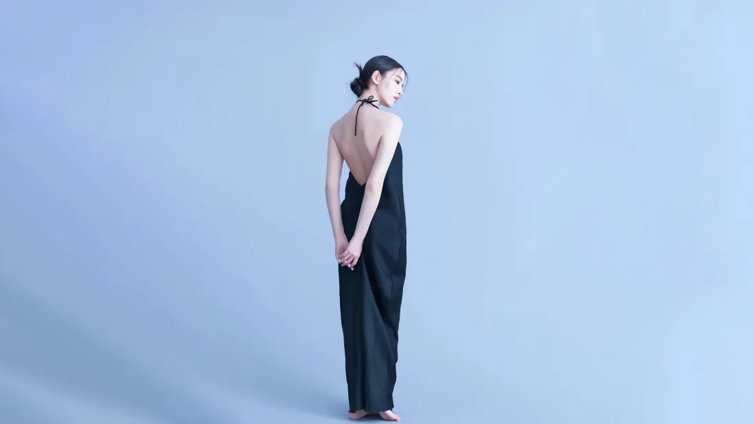 9k背影美女黑色吊带裙壁纸|浅蓝色背景图片 - 优雅「哲风壁纸」 9k背影美女黑色吊带裙壁纸|浅蓝色背景图片 - 优雅「哲风壁纸」