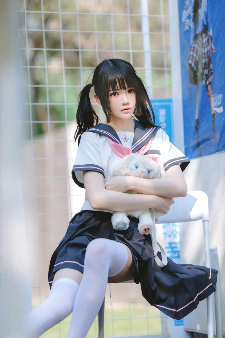 JK少女抱娃娃手机壁纸｜户外背景 - 白丝水手服「哲风壁纸」