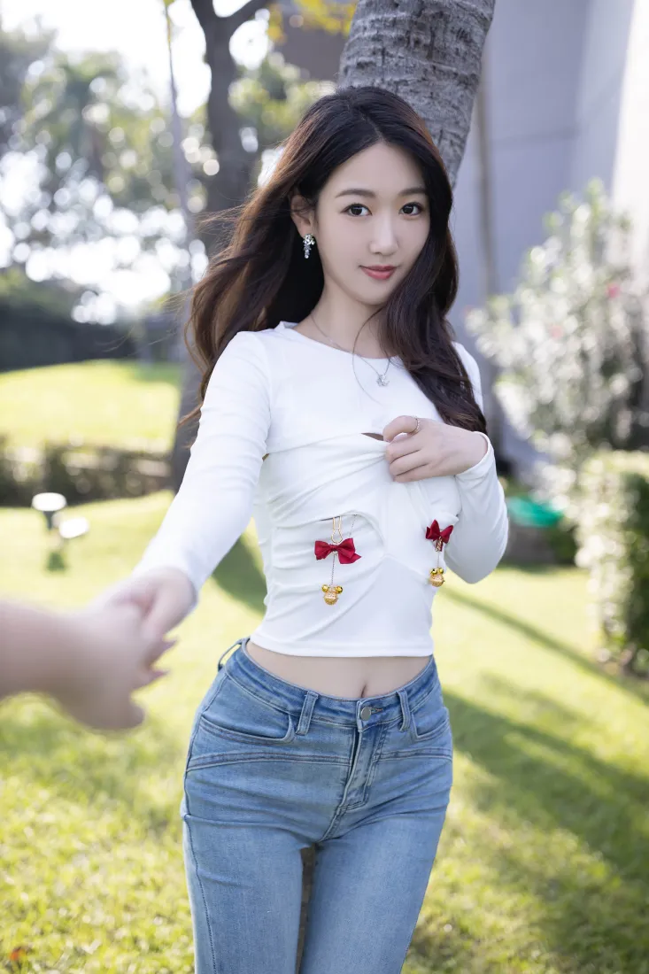 美女户外手机壁纸｜草地背景 - 牛仔裤白上衣「哲风壁纸」