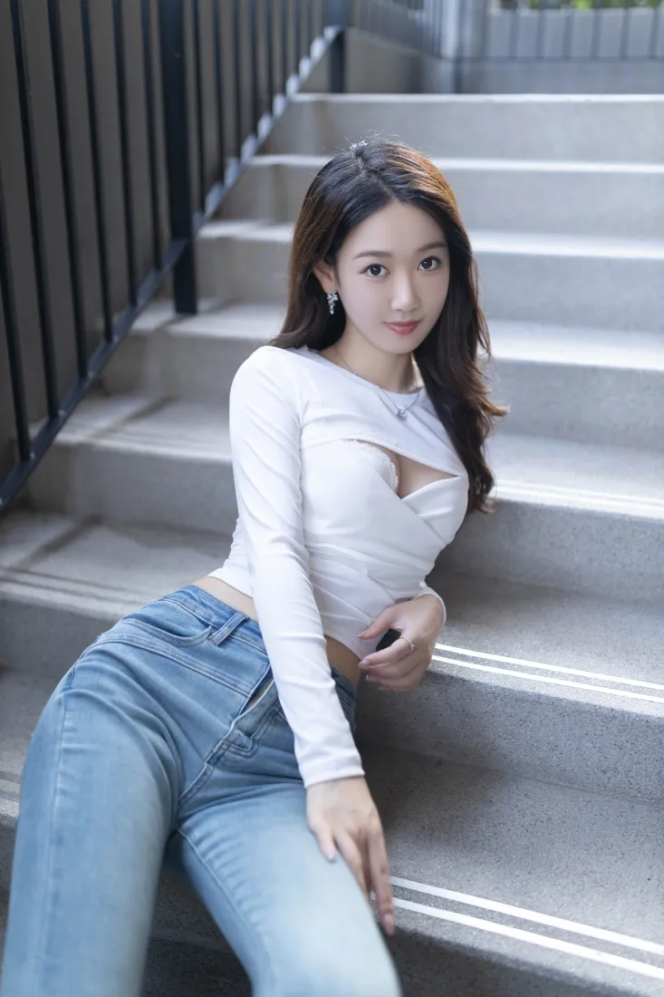 美女牛仔裤手机壁纸|户外楼梯背景图 - 白色上衣「哲风壁纸」 美女牛仔裤手机壁纸|户外楼梯背景图 - 白色上衣「哲风壁纸」