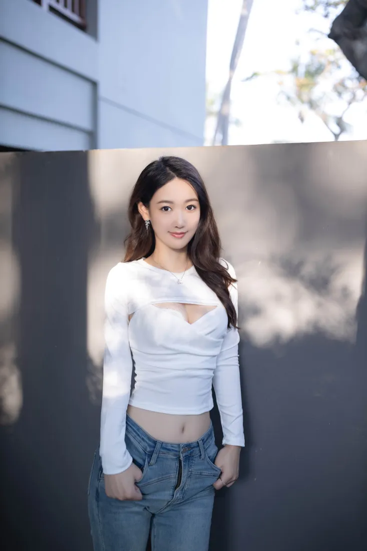美女手机壁纸｜户外背景图片 - 白色上衣牛仔裤「哲风壁纸」