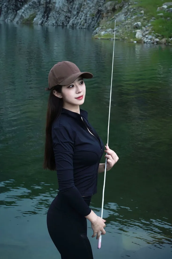钓鱼美女手机壁纸|山水背景图片 - 黑衣棕帽钓鱼「哲风壁纸」 钓鱼美女手机壁纸|山水背景图片 - 黑衣棕帽钓鱼「哲风壁纸」