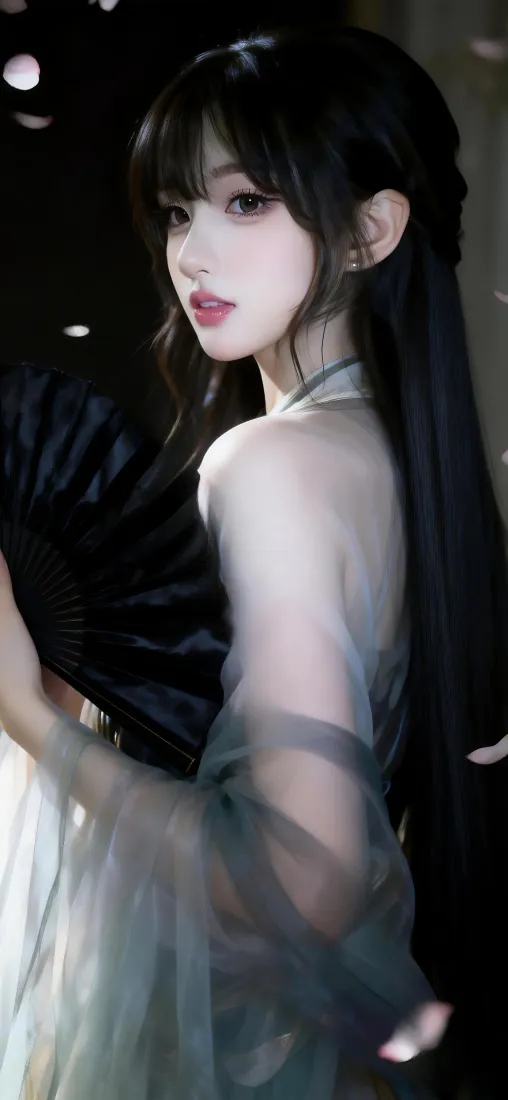 身着薄纱汉服的长发女子手持黑扇，侧身回眸，暗调背景点缀光斑花瓣。