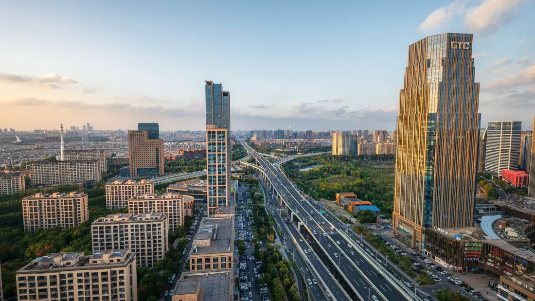 城市建筑黄昏壁纸｜道路背景图片 - 高楼景观「哲风壁纸」