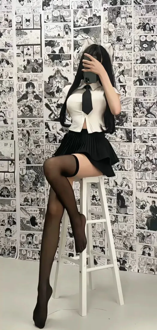黑长直女生穿白衬衫黑领带黑短裙黑丝，坐白凳上以手机遮脸，背景为黑白漫画墙