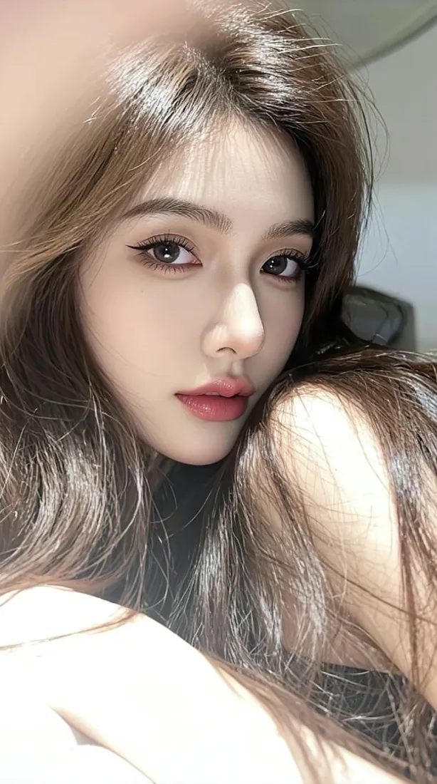 室内暖光下的长发年轻女性脸部特写，妆容精致，红唇柔和。