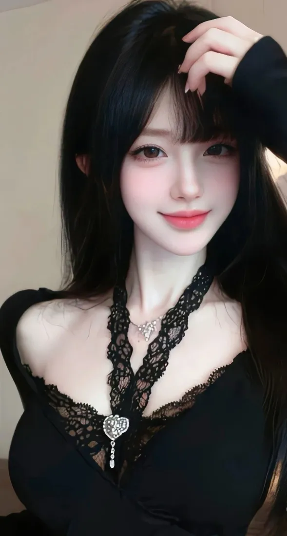 黑长发黑衣美女，佩戴心形吊坠蕾丝颈饰，抬手扶头微笑