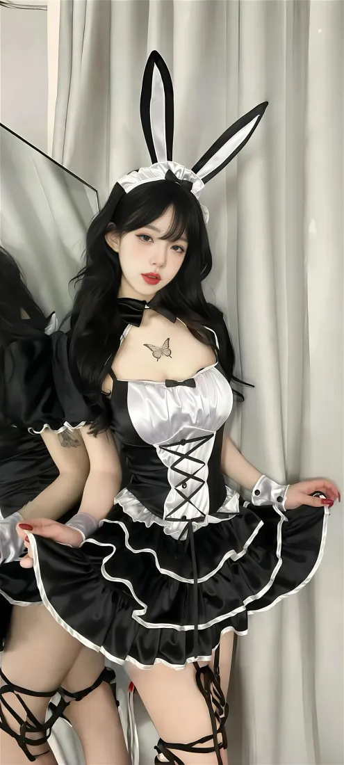 身着黑白兔女郎女仆装的女性，背景为浅灰色窗帘