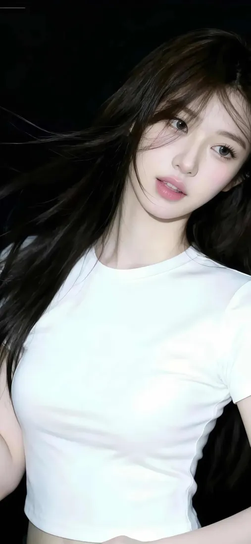 暗黑背景下长发白衣年轻女性半身写真，发丝轻扬气质灵动