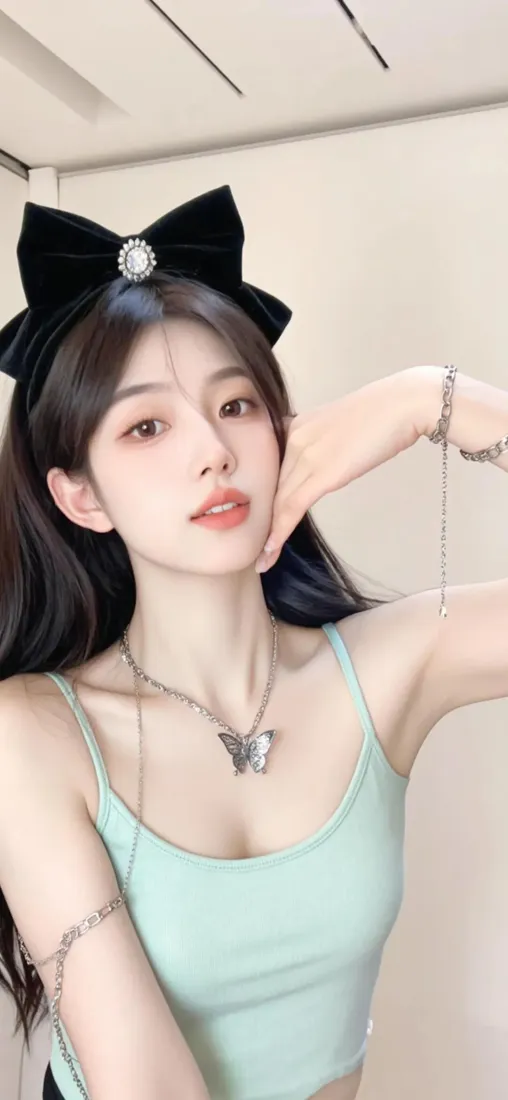 黑长发女子戴黑色蝴蝶结发饰，穿浅绿吊带，佩戴蝴蝶项链，室内自拍。