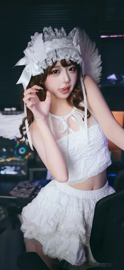 身着白色蕾丝套装、头戴白色蕾丝头饰的卷发年轻女性，在昏暗室内摆拍。