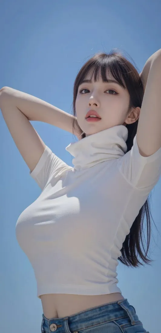 蓝天背景下，穿白色高领短袖与牛仔短裤的年轻女性，双手举至脑后。